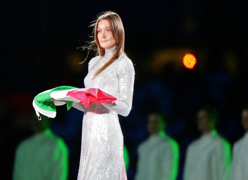 La top model e cantante Carla Bruni con il tricolore che veglierà su Torino durante tutti i giochi olimpici invernali (Afp)